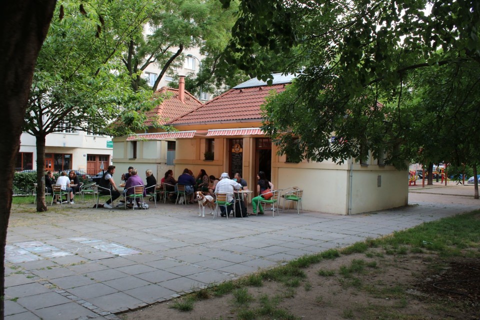 NamestickonaTusaroveobrerstvovnazbyvalehoWC.jpg - Občerstvovna na náměstíčku (foto: Petr Ryska)