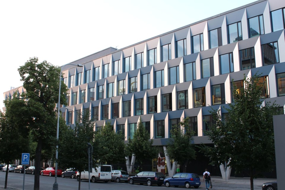 modernikubismusupristavunaprotiparnimumlynu.jpg - Moderní kubismus u přístavu (foto: Petr Ryska)