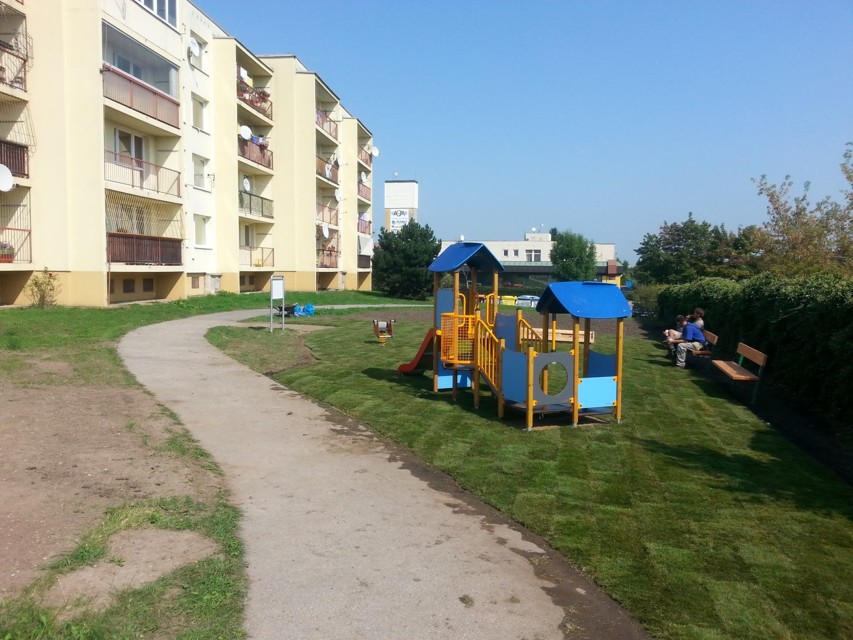 hriste.jpg - Dětské hřiště v Rožmberské