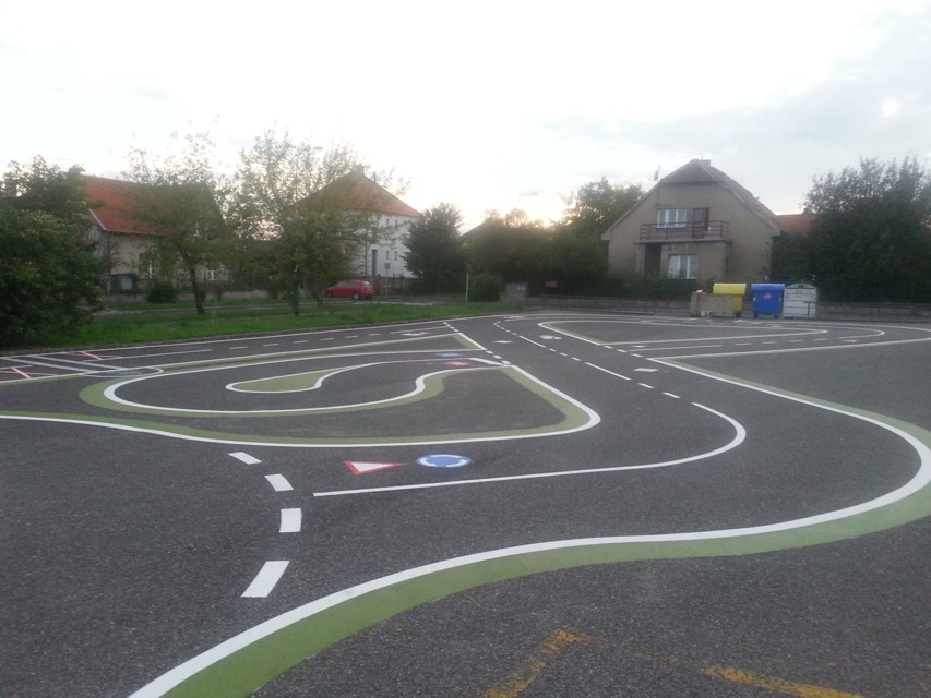 hriste3.jpg - Dětské hřiště v Rožmberské s dopravní tématikou