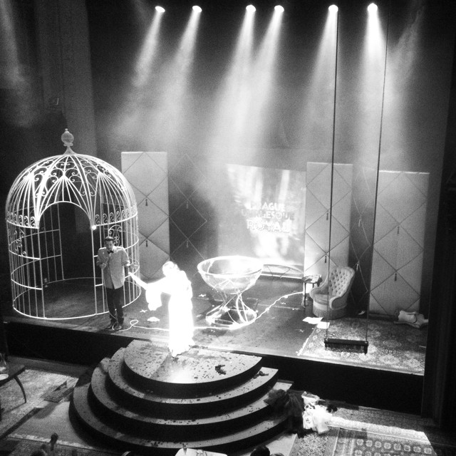 Foto4.jpg - Pohled na pódium z vyšších řad (foto: Tereza Báčová)