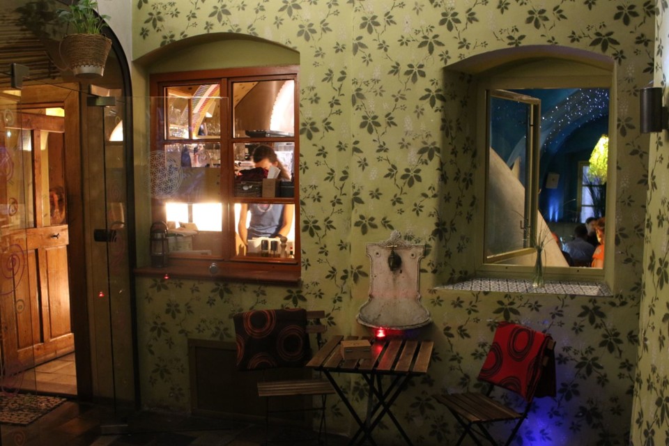 lehkahlavadvoreceksoknemdonebicka.jpg - Lehká hlava - dvorek s oknem do Nebíčka (foto: Petr Ryska)