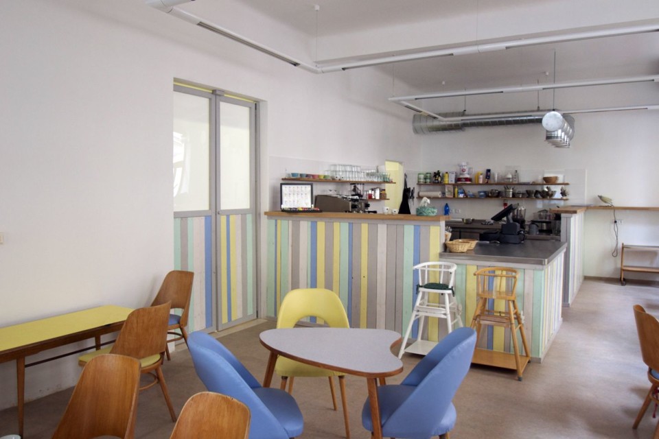 kralikvradiu2.jpg - Králík v rádiu