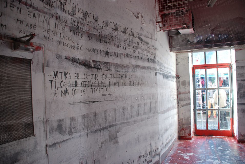 b.jpg - Ručně psané nápisy a vzkazy po zdech jsou jedním z hlavních výtvarných prvků interiéru.