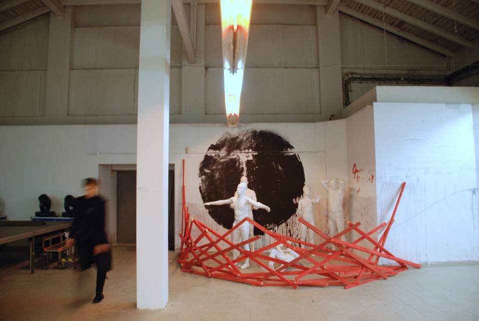 e.jpg - Na nejrůznějších místech jsou vystavené artefakty spřátelených umělců. Spatříte tu tak odkaz Františka Skály, Petra Nikla, Matěje Formana nebo Vladimira 518.