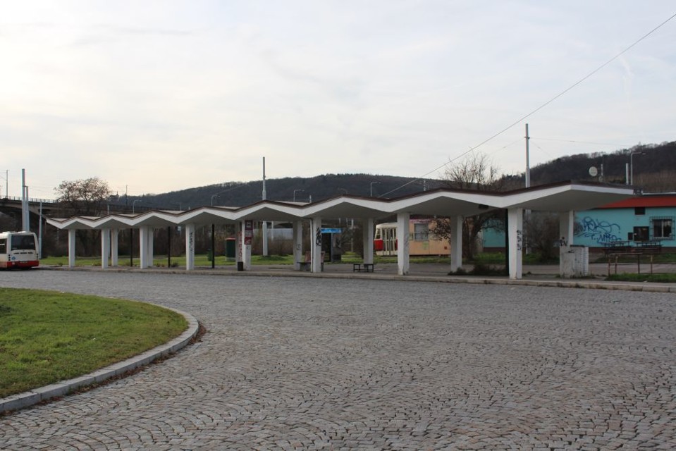 Kubistickacekarnaautobusy.jpg - Kubistická čekárna tramvaje (foto: Petr Ryska)