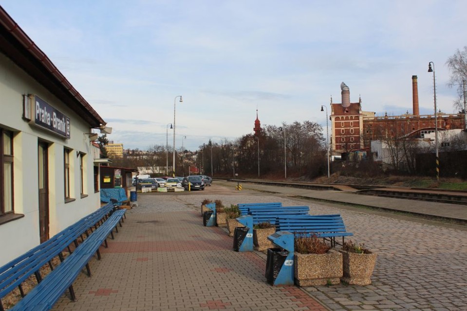 NadraziBranikapreskolejepivovar.jpg - Nádraží Braník, přes koleje pivovar (foto: Petr Ryska)