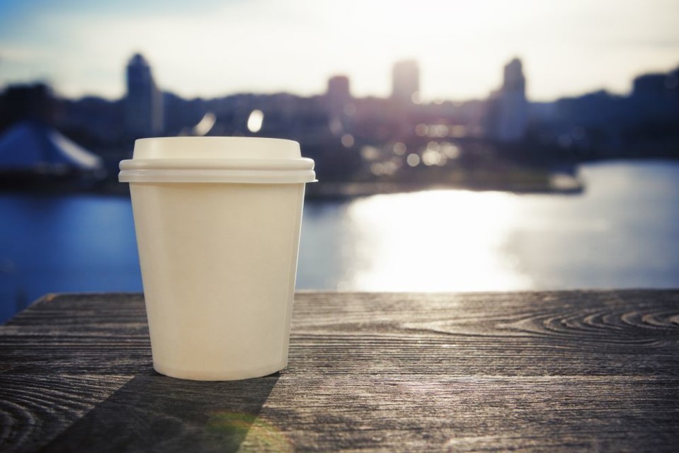 kelimek.jpg - Vývar v kelímku vás zahřeje a pomůže vám od kocoviny (foto: Dollarphoto)