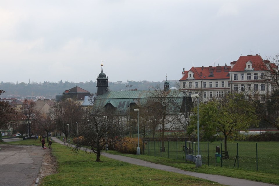 kostelaskola.jpg - Kostel a škola v Libni (foto: Petr Ryska)