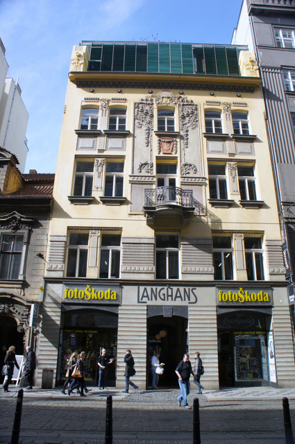 DSC05296.jpg - Petrovi se líbí palác Langhans ve Vodičkově ulici od architekta Ladislava Lábuse. Historický dům s moderní nástavbou, která původní část domu nepopírá a přesto má zcela soudobý výraz. (foto: Ivan Pedraja Lomas)