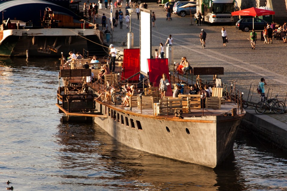 avoid.jpg - (A)void Floating Gallery