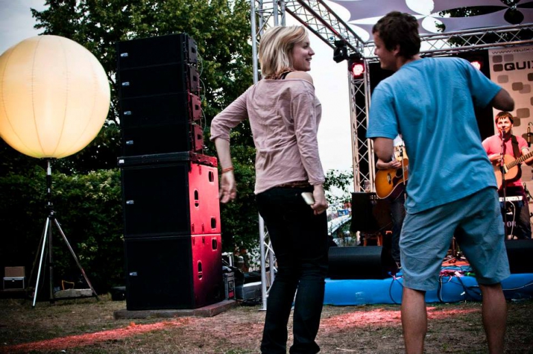 Hudba s párkem a hořčicí