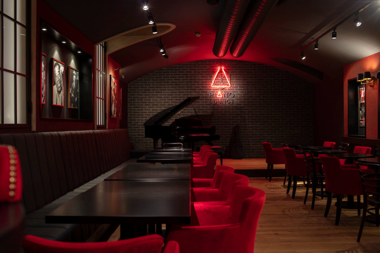 Piano Lounge