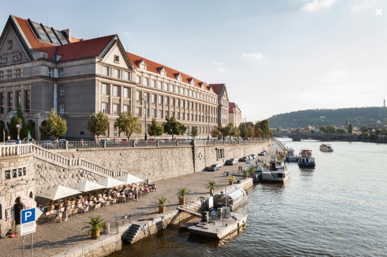 Dvořákovo nábřeží