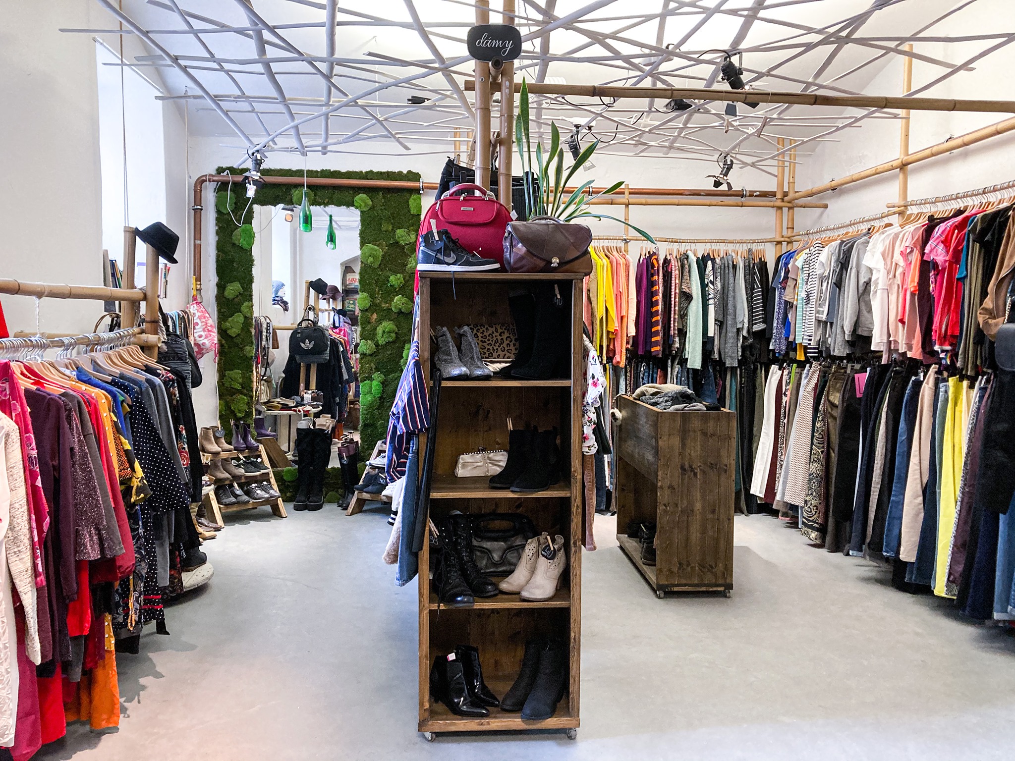 Moment Praha charity shop - Nitranská