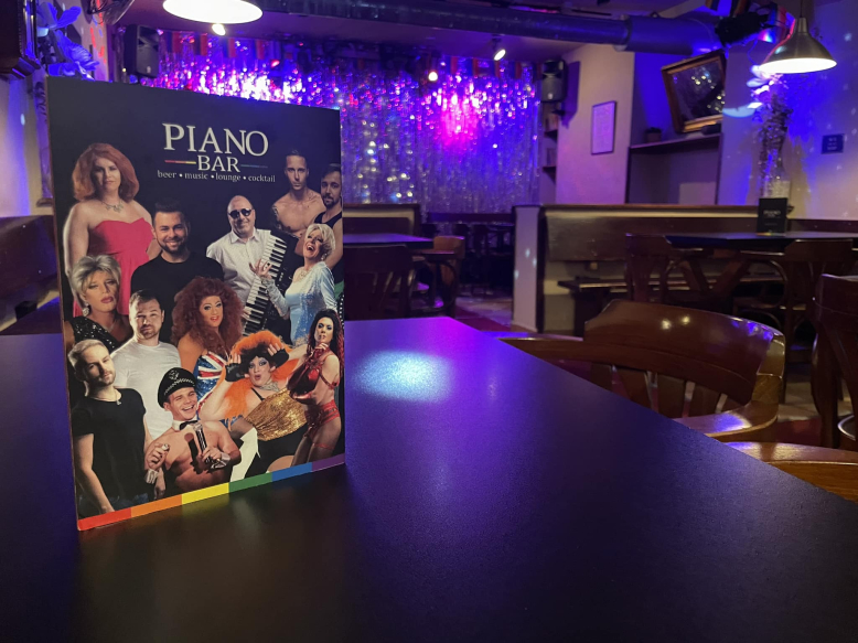 Piano bar