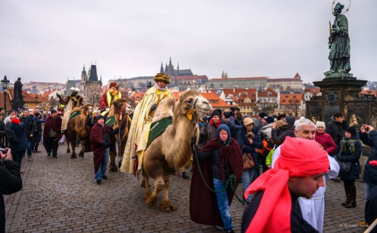 Tříkrálový průvod centrem Prahy v čele s třemi králi na velbloudech