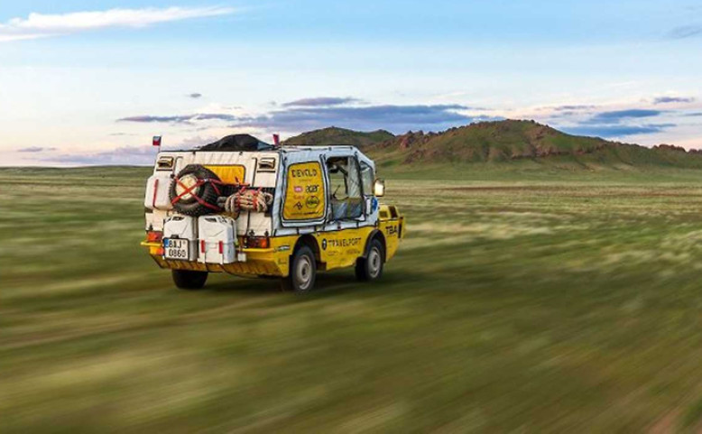 Žlutou žábou do země modrého nebe