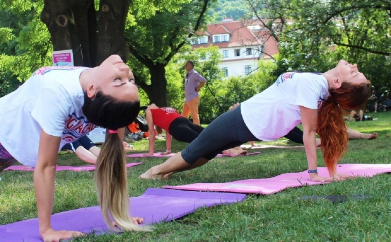 Cvičte jógu s námi v Parku na Kampě
