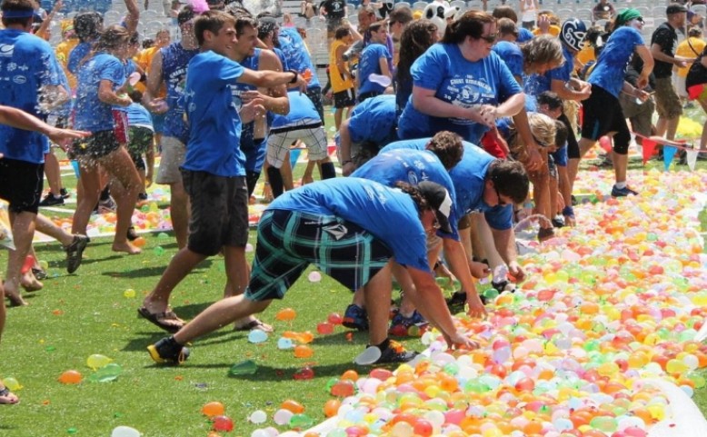 Vodní balónková bitva na Letné
