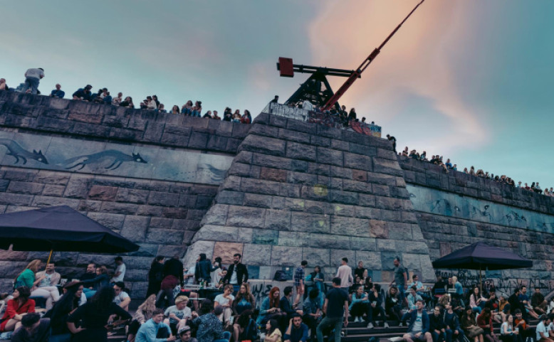 Skejty a lopaty na Stalinu