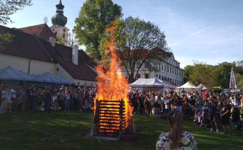 Jarní břevnovské trhy s pálením čarodějnic a Festival minipivovarů První Pivní Máj
