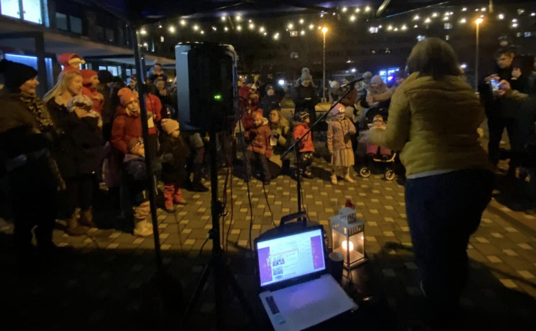 Česko zpívá koledy na Náměstíčku...a buřty k tomu