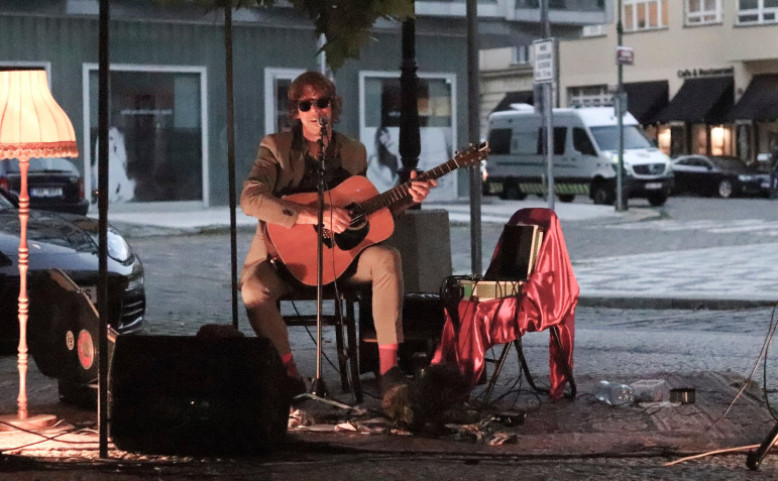 Velká letní burza desek na Petrském náměstí