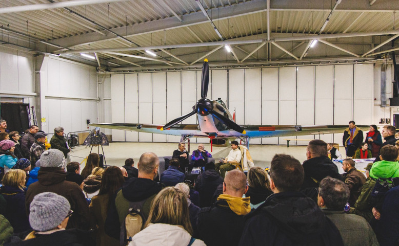 Den otevřených dveří hangáru