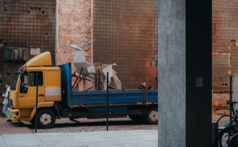 Origami jelen od Zhanny Kadyrovy na cestě do Benátek