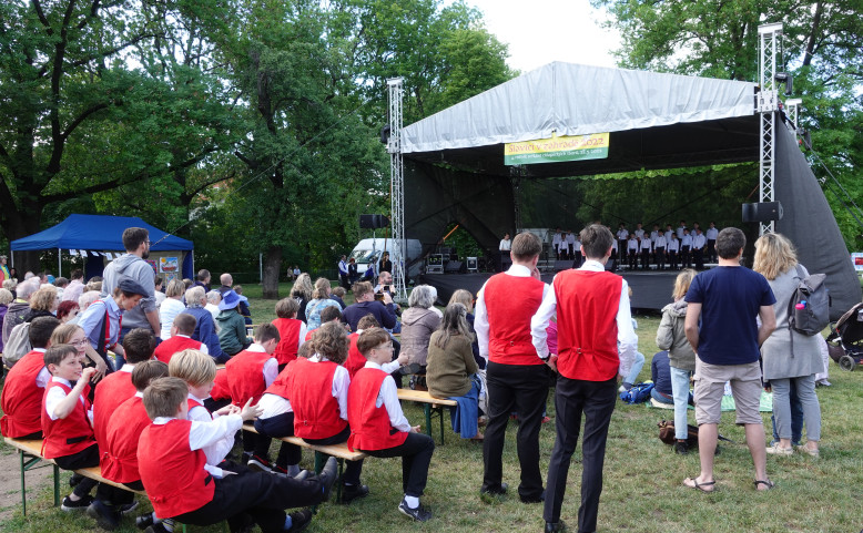 Slavíci v zahradě 2025