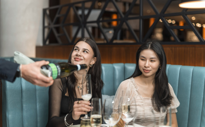 Neomezený bufetový brunch & živá hudba s vaječňákem