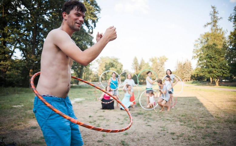 Hoop dance v Containallu