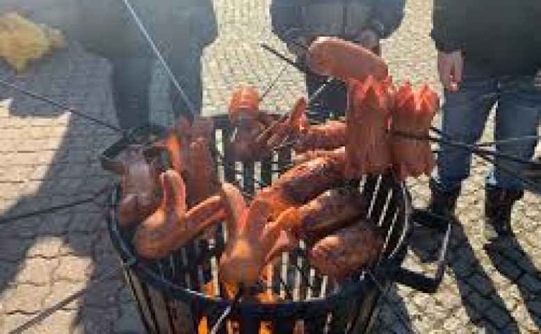 Farmářský trh na Kubáni – opékání špekáčků