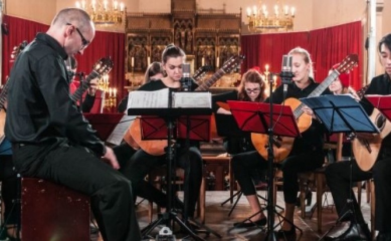 Pražský komorní kytarový orchestr