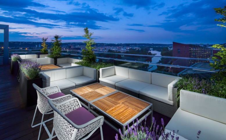 Open stage at Cloud 9 sky bar & lounge