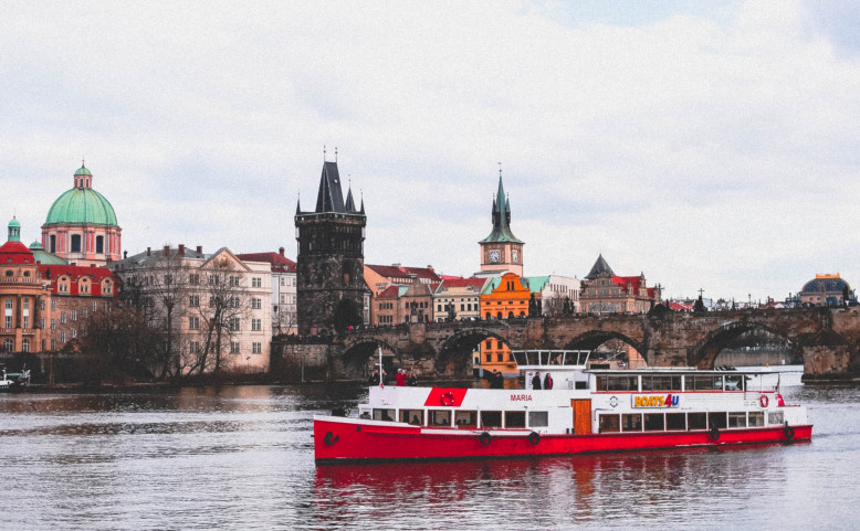 Město a řeka: komentovaná projížďka na parníku Vltava