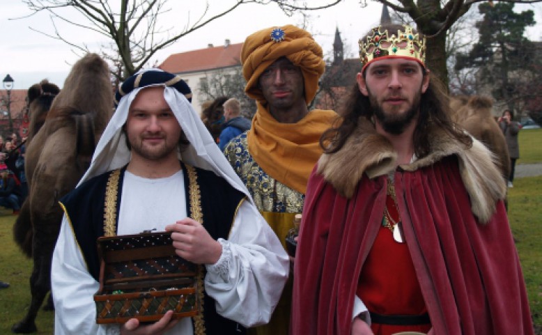 Zavírání Vánoc se třemi králi a živými velbloudy