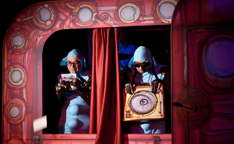 Divadlo Aqualung: Válka s mloky - online