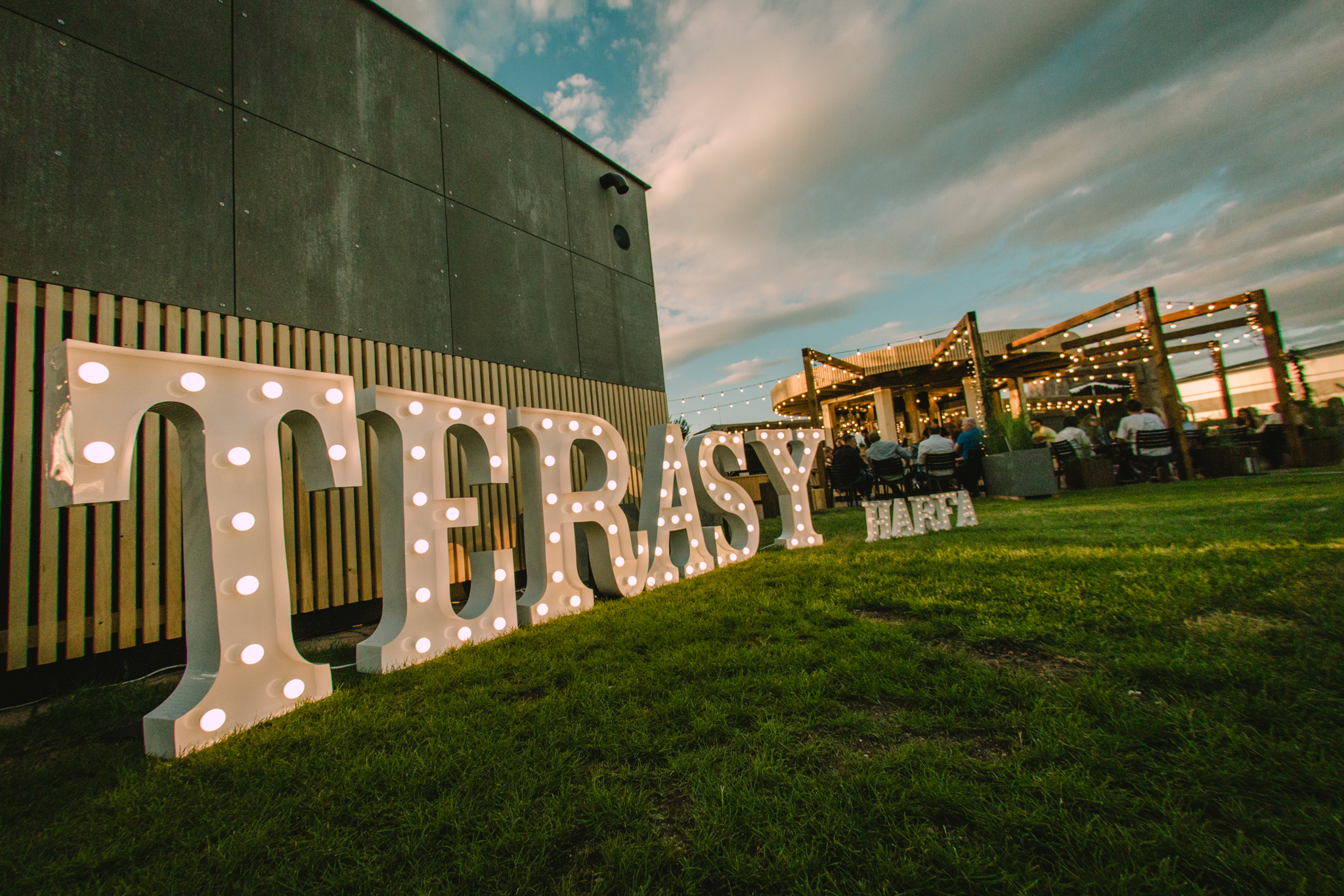 Párty pod otevřeným nebem na střeše Galerie Harfa