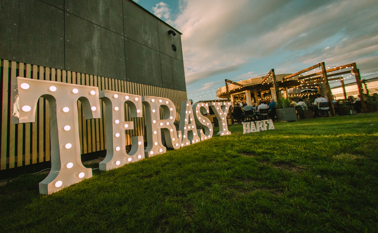 Párty pod otevřeným nebem na střeše Galerie Harfa