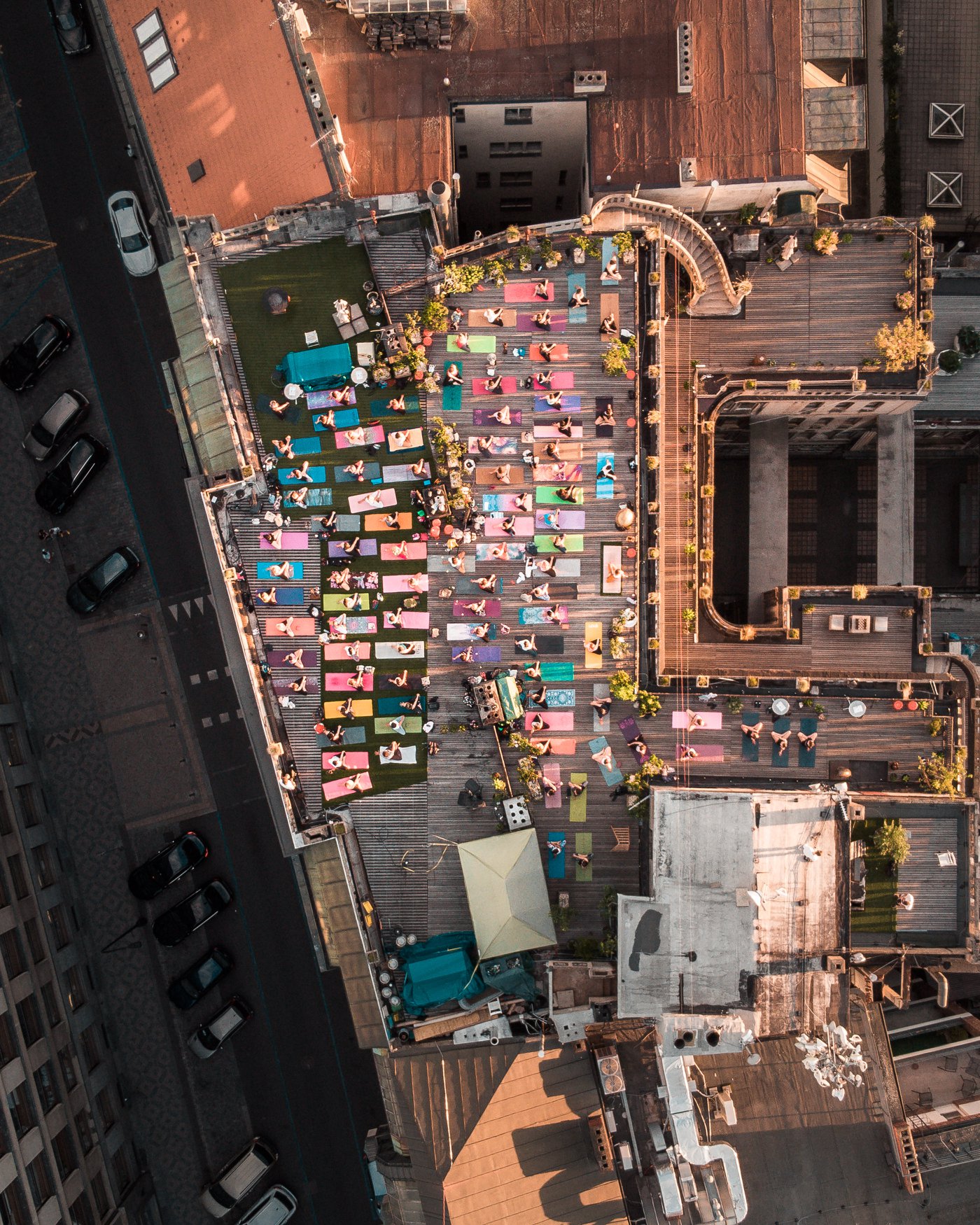 Tantra Hatha Jóga na Střeše Lucerny při západu slunce