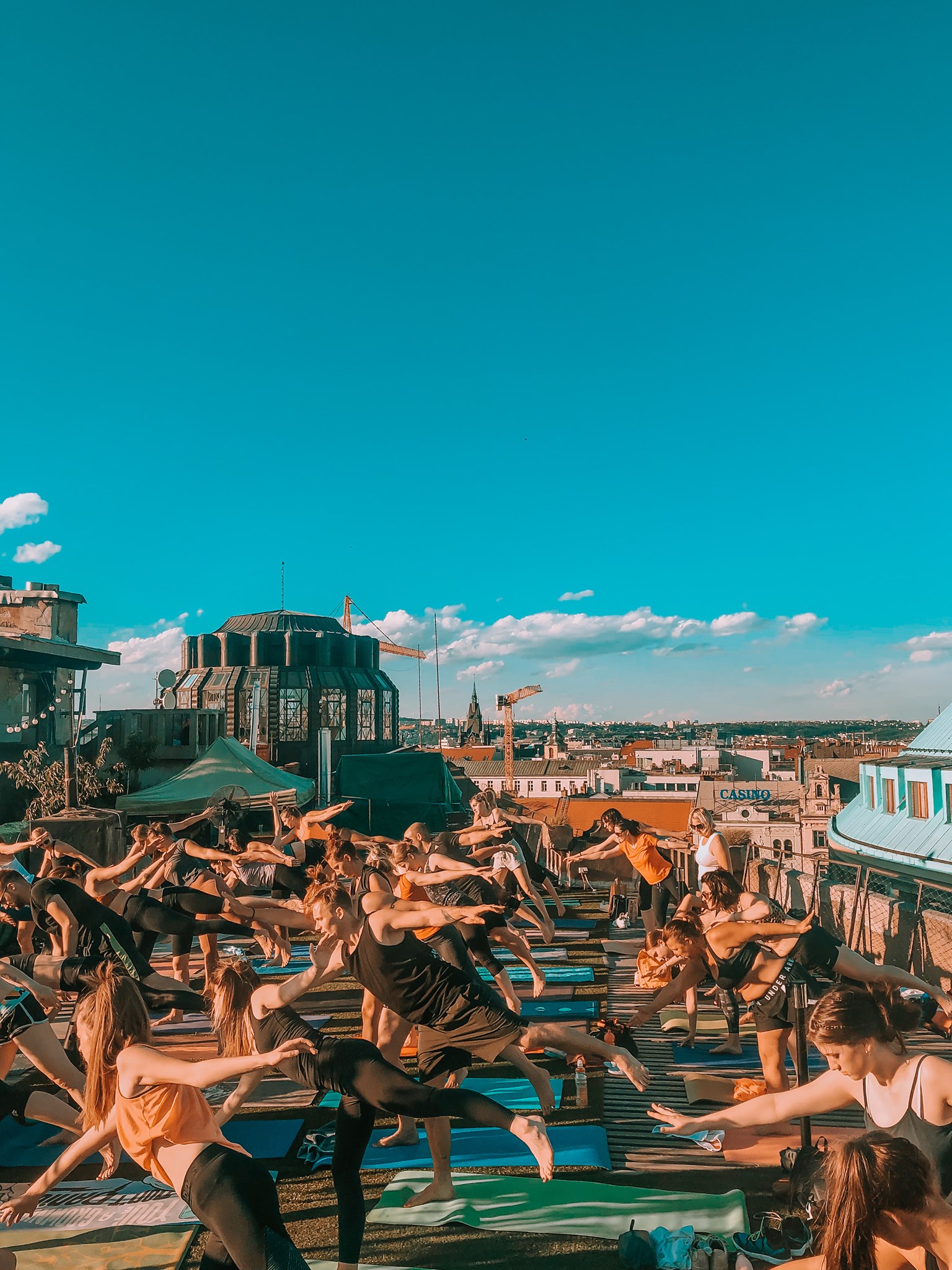 Večerní jóga na Střeše Lucerny