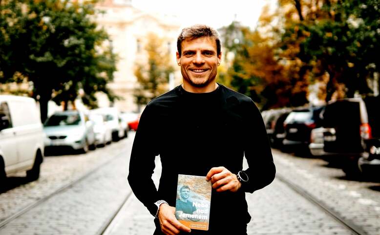 Online: Tomáš Šebek čte z knihy Nebe nad Jemenem