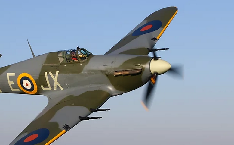 Den otevřených dveří hangáru