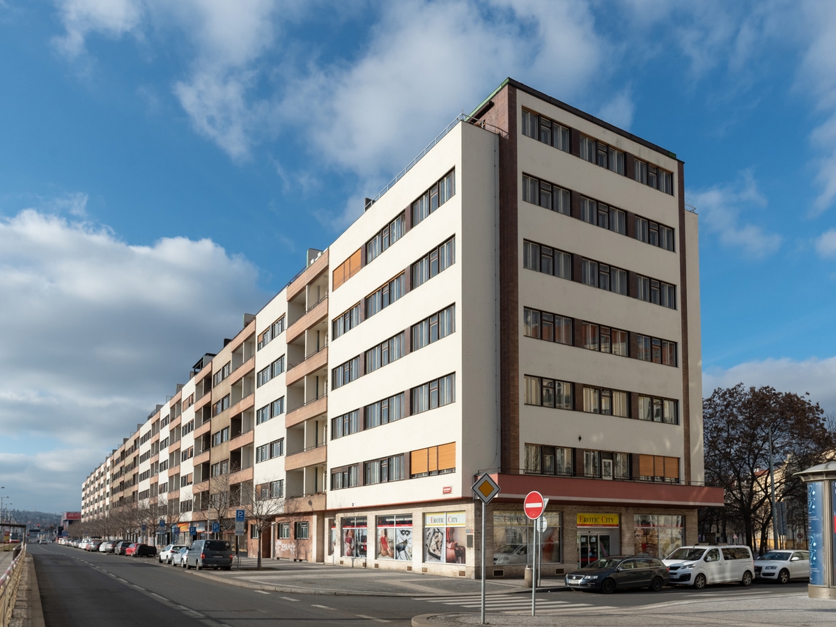 Monumenty Letenské pláně – procházka anglicky