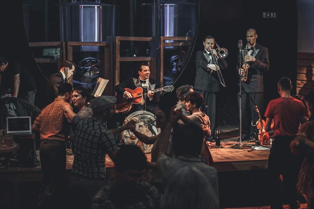 Tančírna s Mr. Kong & His Swinging Monkeys