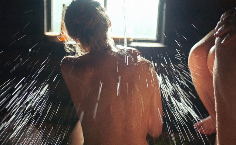 Filmová projekce v sauně: Sestry z kouřové sauny