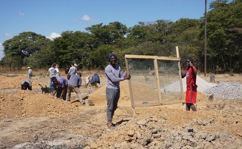 Budování školy v Zambii