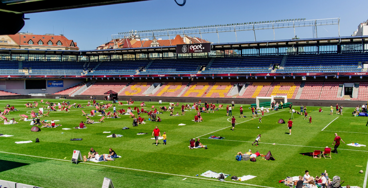 Piknik na trávníku fotbalové Sparty